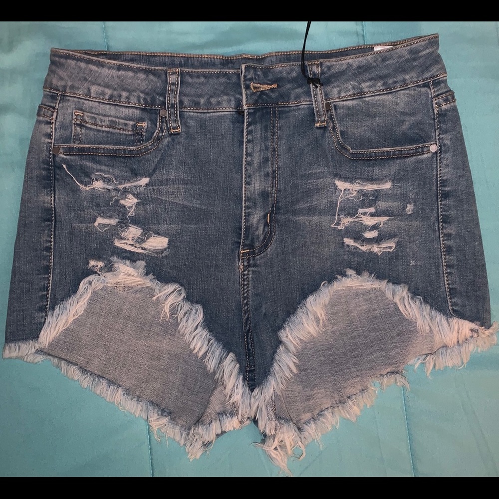 Daisy Dukes Yenom Evoli shorts